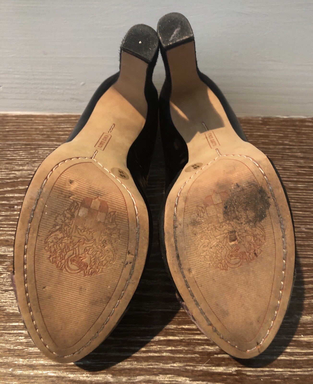 VINCE CAMUTO BLACK PATENT LEATHER HEELS W/ SSNAKEAKIN PRINT SZ 6