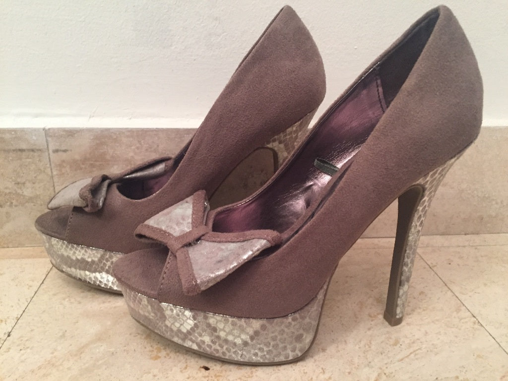 NWT TAUPE SUEDE HEELS W/ SILVER SNAKESKIN PRINT BOW & PLATFORM SZ 6