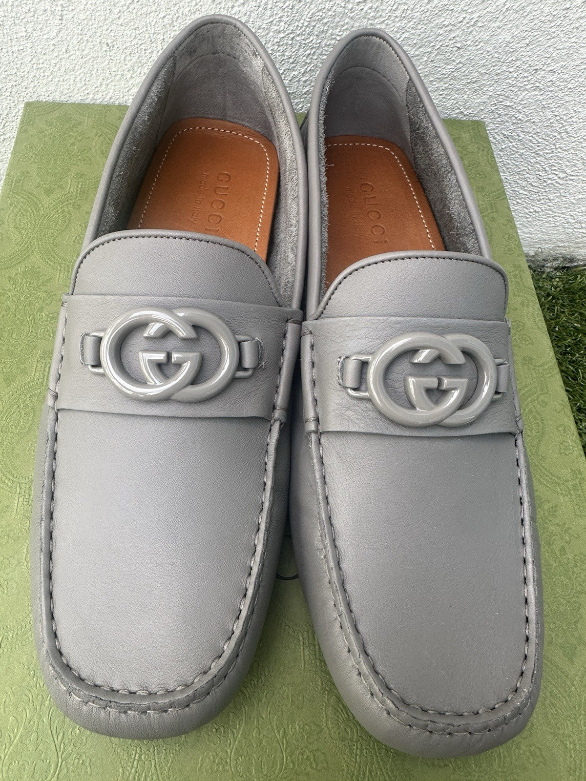 NIB GUCCI MENS GRAY LEATHER GG LOGO DRIVERS/ MOCCASINS/ LOAFERS SZ 9 9.5 (US)