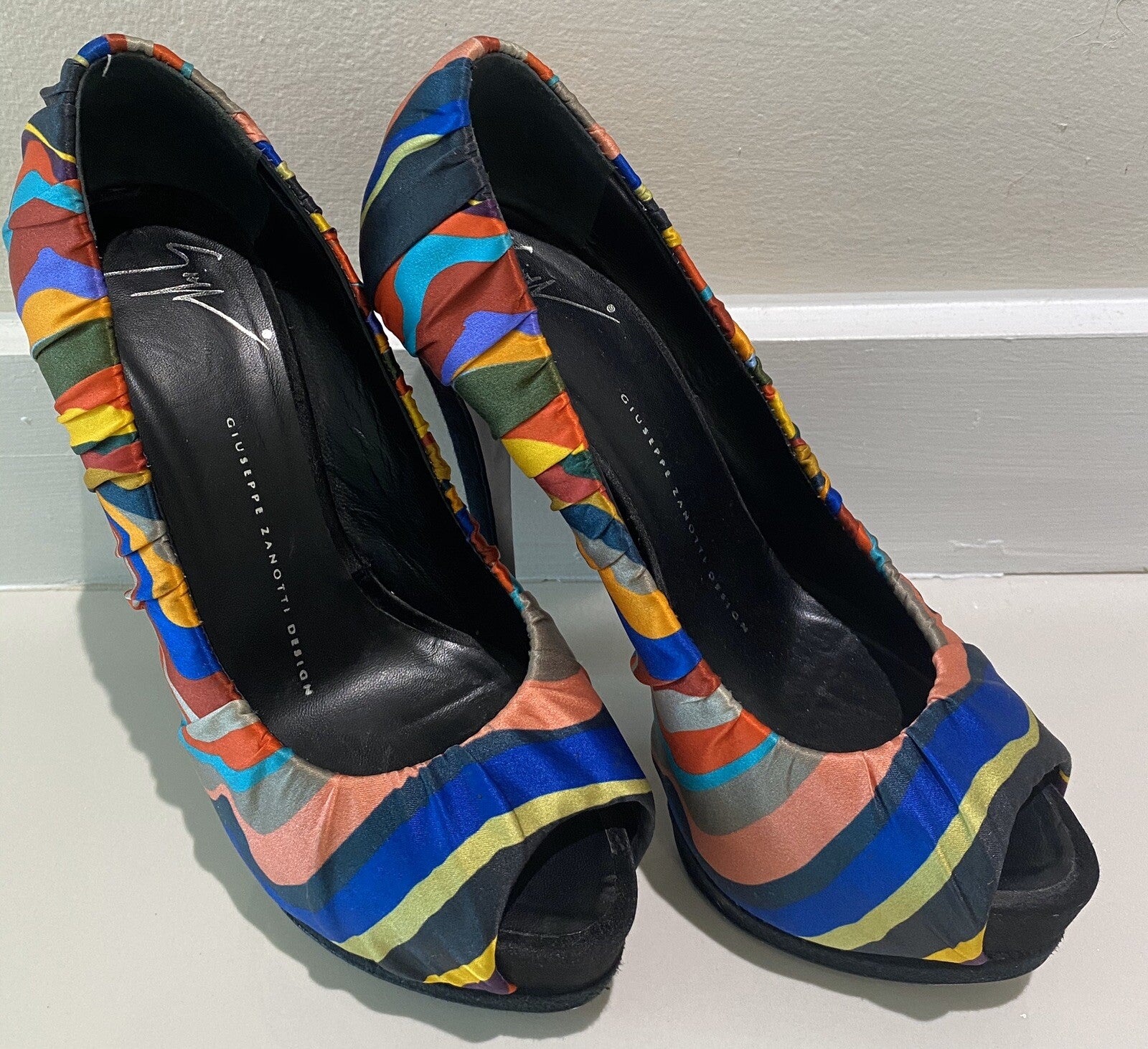 $895 GIUSEPPE ZANOTTI MULTI COLOR SATIN PRINTED PUMPS SZ 6