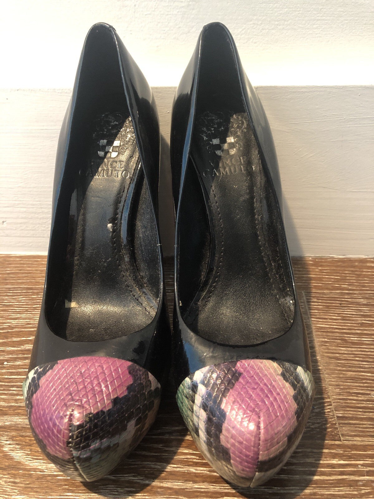 VINCE CAMUTO BLACK PATENT LEATHER HEELS W/ SSNAKEAKIN PRINT SZ 6