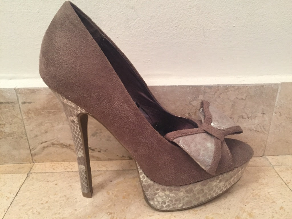 NWT TAUPE SUEDE HEELS W/ SILVER SNAKESKIN PRINT BOW & PLATFORM SZ 6