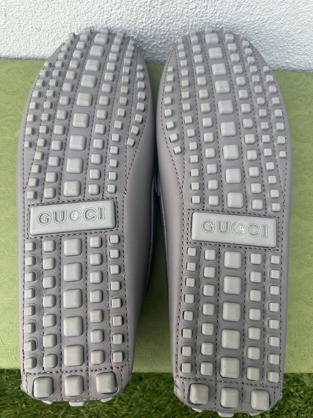 NIB GUCCI MENS GRAY LEATHER GG LOGO DRIVERS/ MOCCASINS/ LOAFERS SZ 9 9.5 (US)