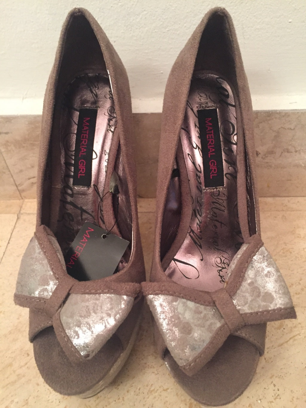 NWT TAUPE SUEDE HEELS W/ SILVER SNAKESKIN PRINT BOW & PLATFORM SZ 6