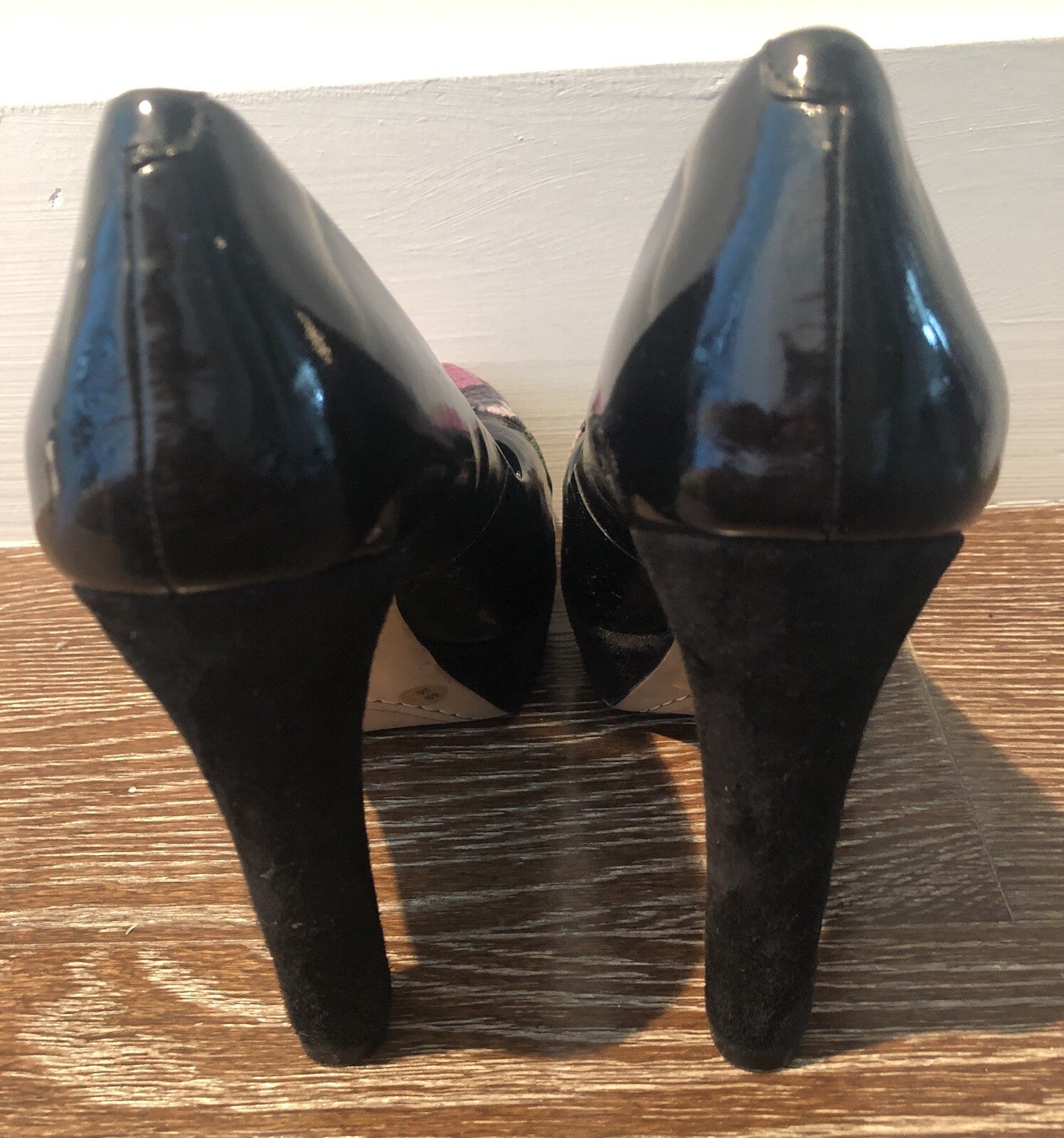 VINCE CAMUTO BLACK PATENT LEATHER HEELS W/ SSNAKEAKIN PRINT SZ 6