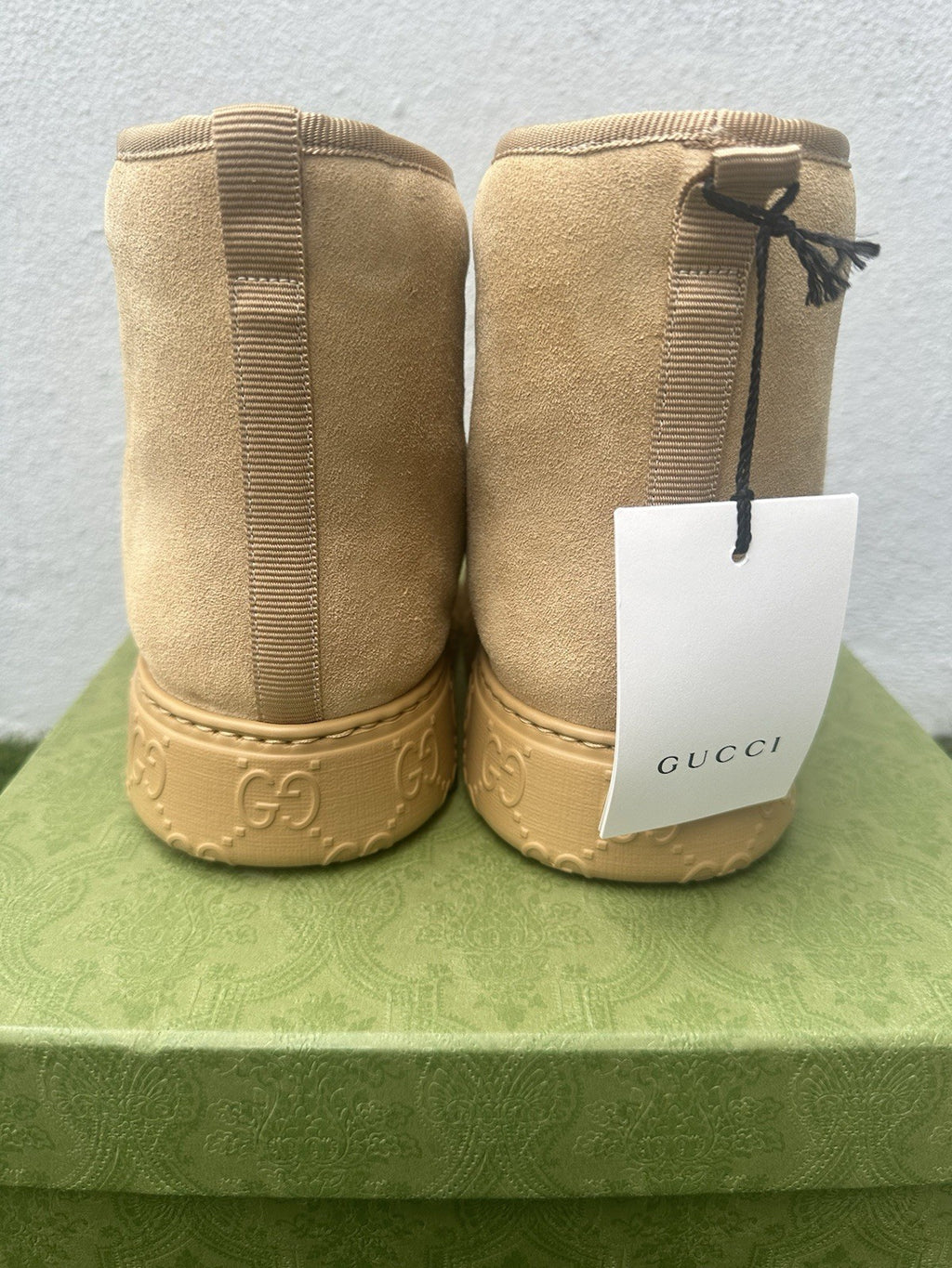NIB GUCCI TAN SUEDE WOMENS FUR LINED GG LOGO ANKLE BOOTS SZ 6.5 36.5 (EU)