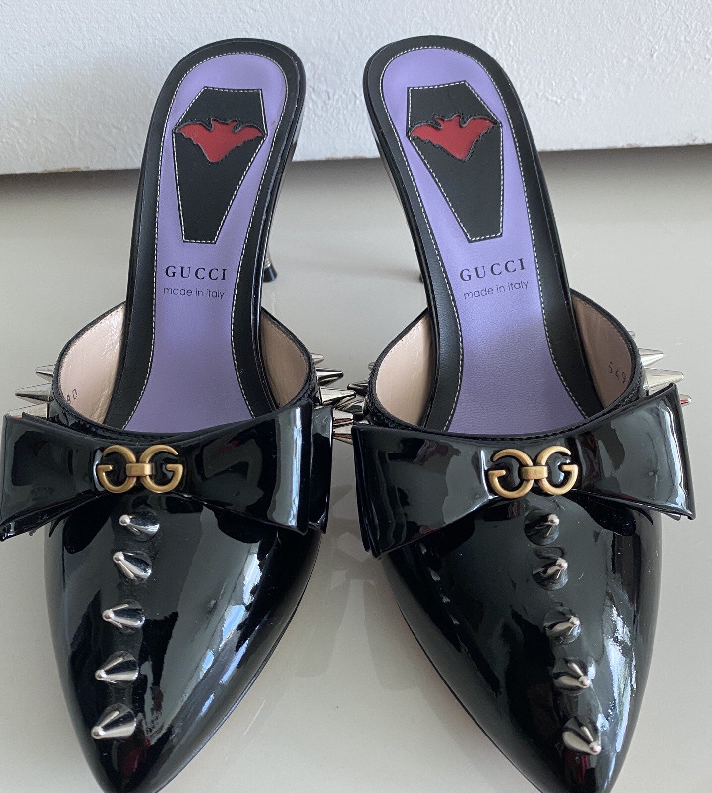$980 NIB GUCCI BLACK PATENT LEATHER GG LOGO BOW SPIKED MULES HEELS SZ 6.5 36.5