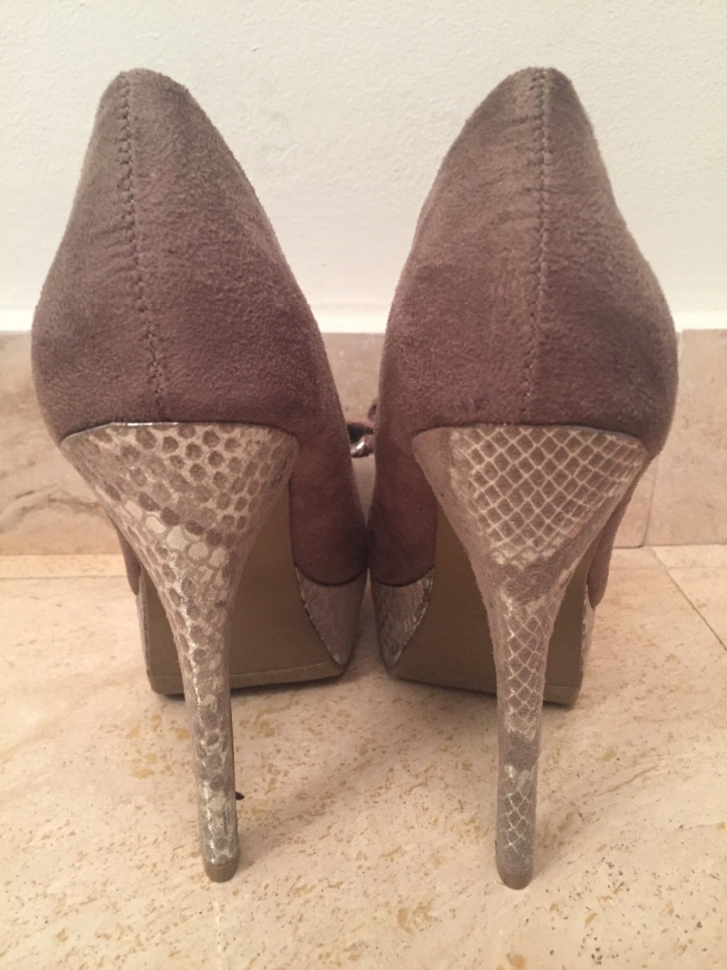 NWT TAUPE SUEDE HEELS W/ SILVER SNAKESKIN PRINT BOW & PLATFORM SZ 6